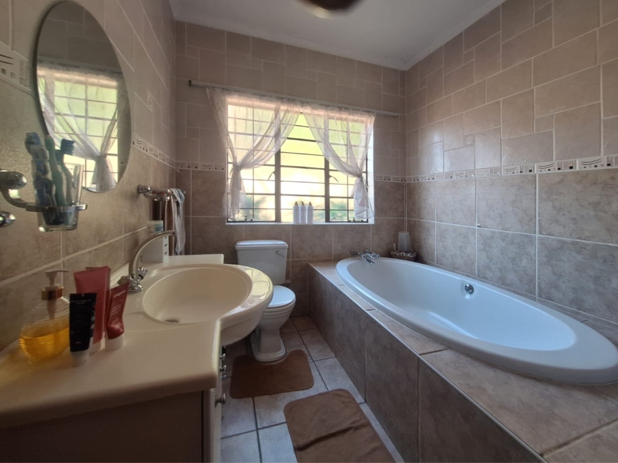 To Let 2 Bedroom Property for Rent in Meerhof North West
